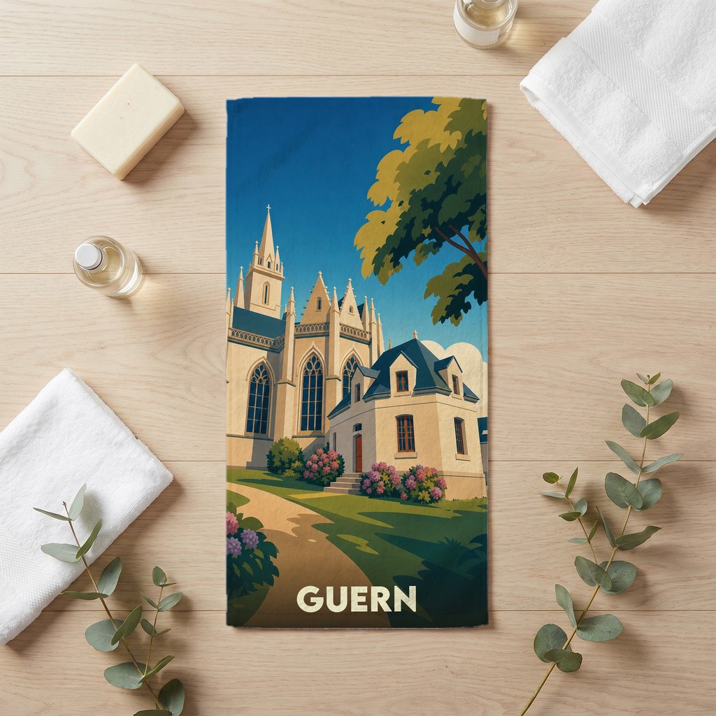 Serviette de bain souvenir de la ville de Guern avec une illustration stylisée d'une église et d'une maison.