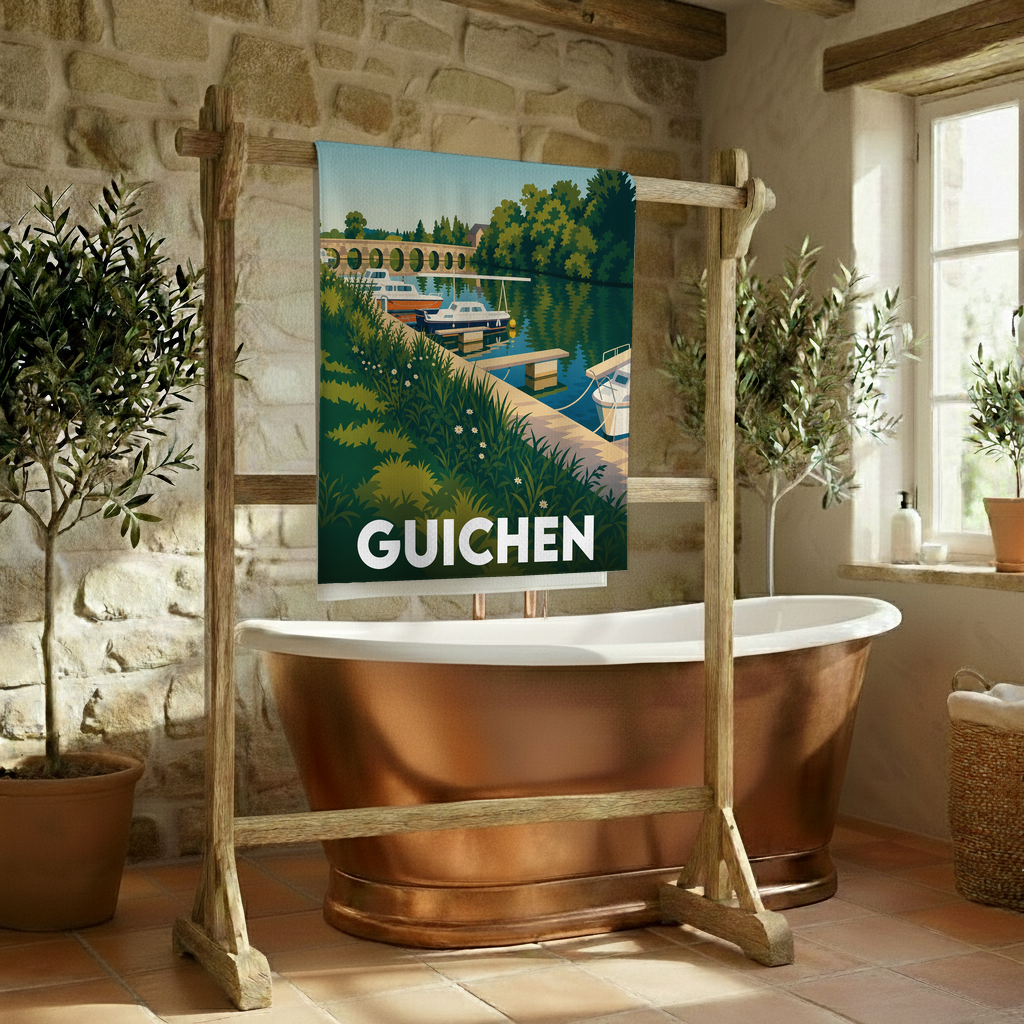 Serviette de bain souvenir de la ville de Guichen avec une illustration stylisée.