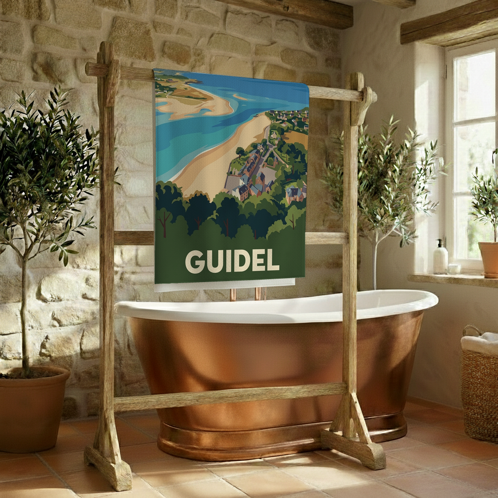 Serviette de bain souvenir de la ville de Guidel avec une illustration stylisée.
