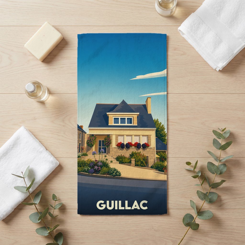 Serviette de bain souvenir de la ville de Guillac avec une illustration stylisée d'une maison fleurie.