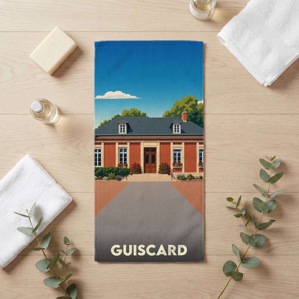Serviette de bain souvenir de la ville de Guiscard illustrée d'un bâtiment de style classique sous un ciel bleu.