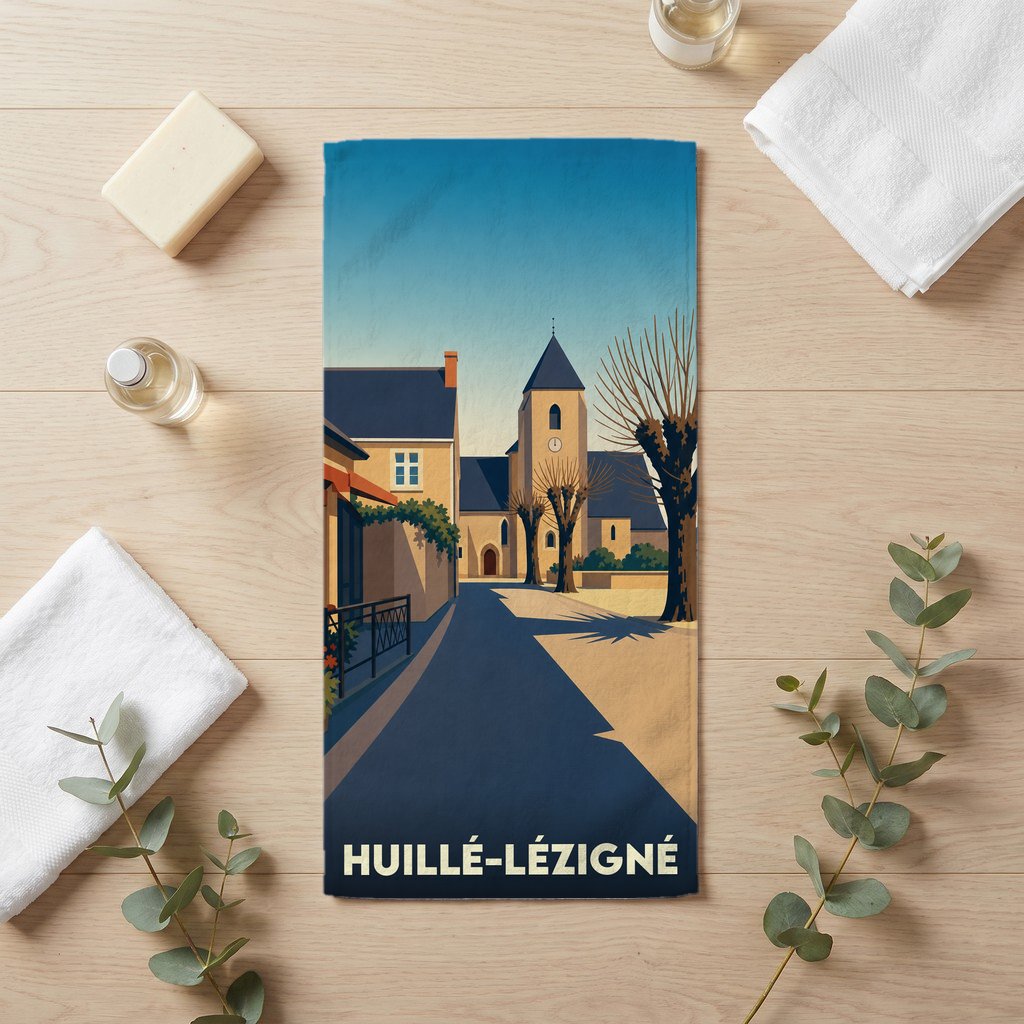 Serviette de bain souvenir de la ville de Huillé-Lézigné avec une illustration stylisée.