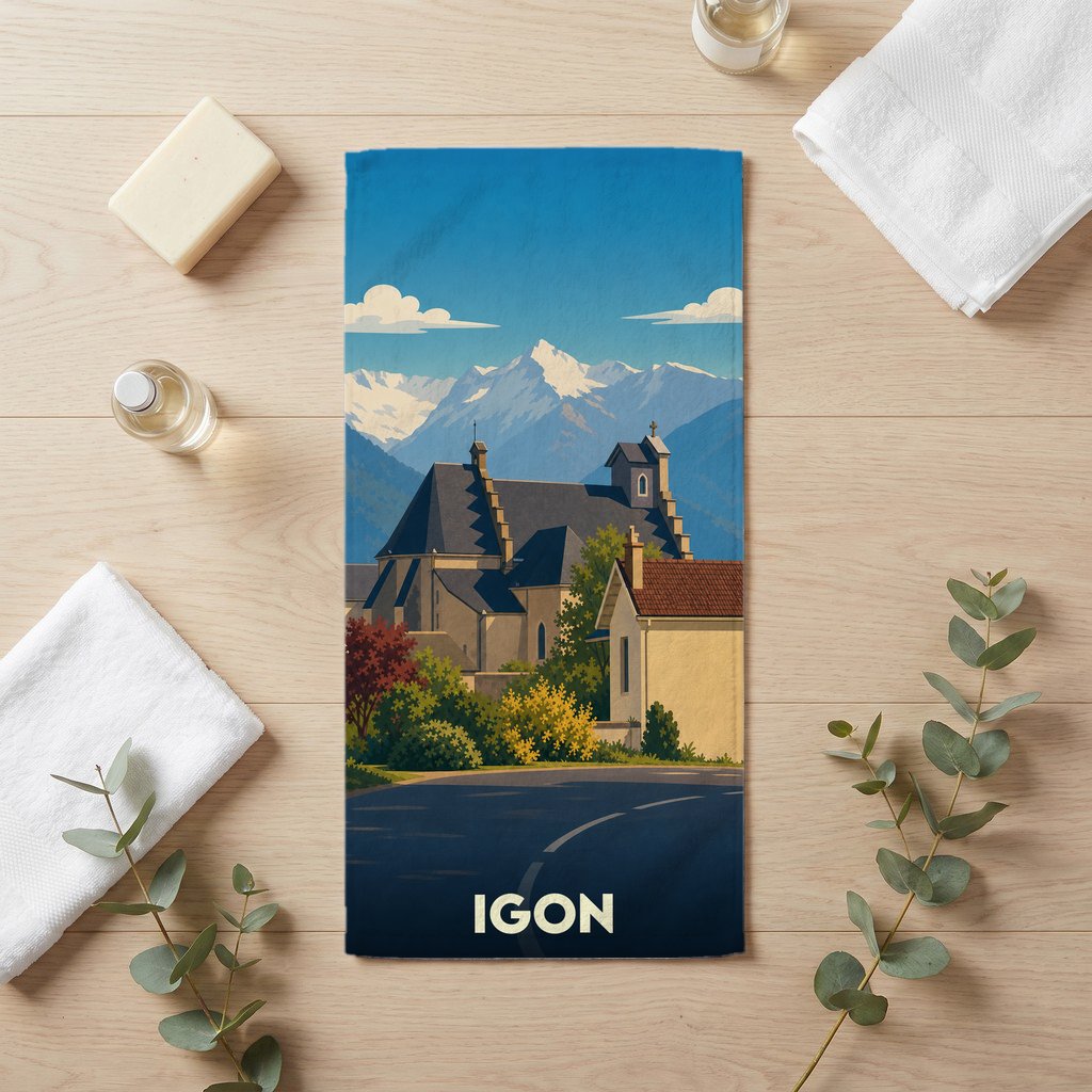 Serviette de bain souvenir de la ville de Igon avec une illustration stylisée de son église devant les montagnes.