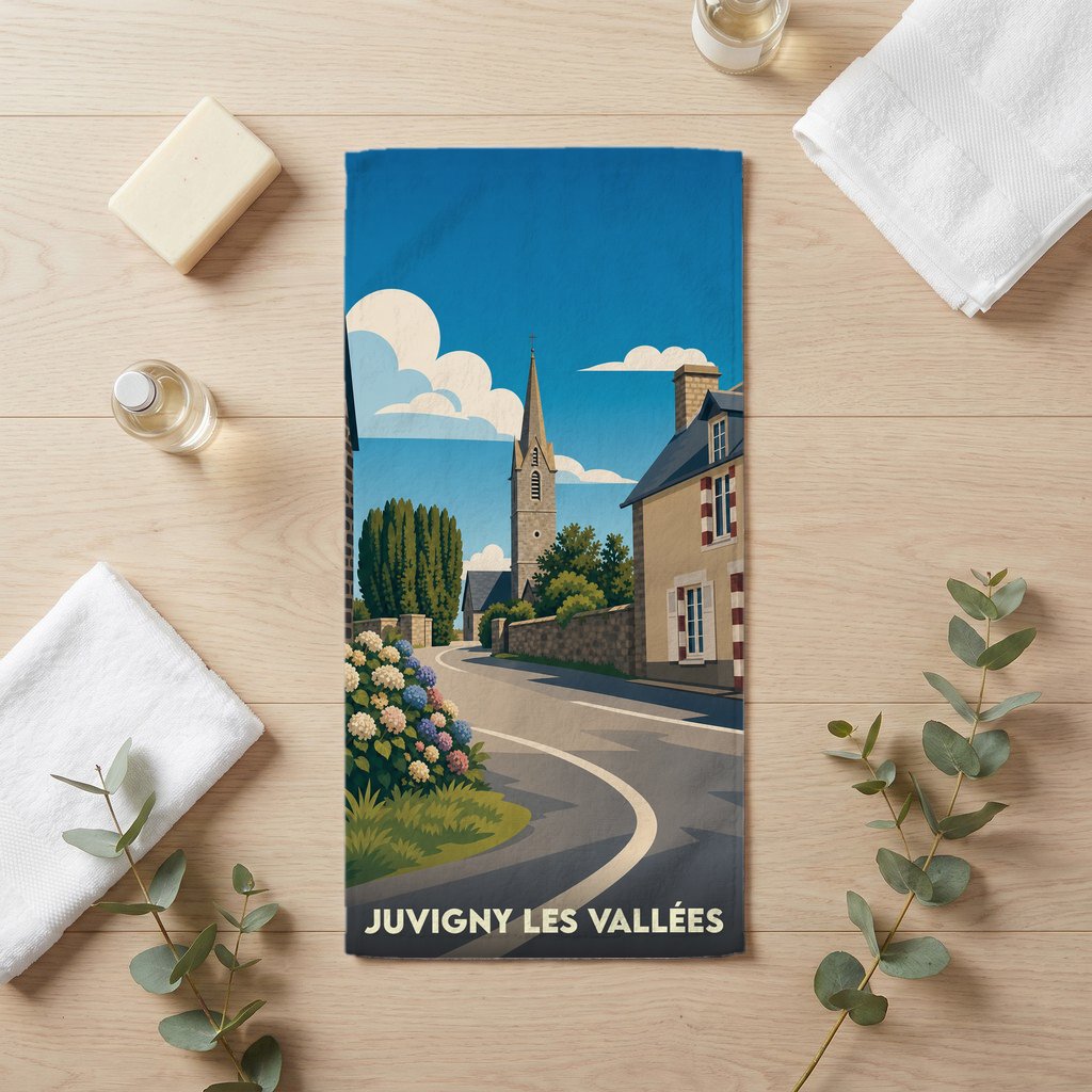 Serviette de bain souvenir de Juvigny les Vallées illustrée d'un paysage de village stylisé.