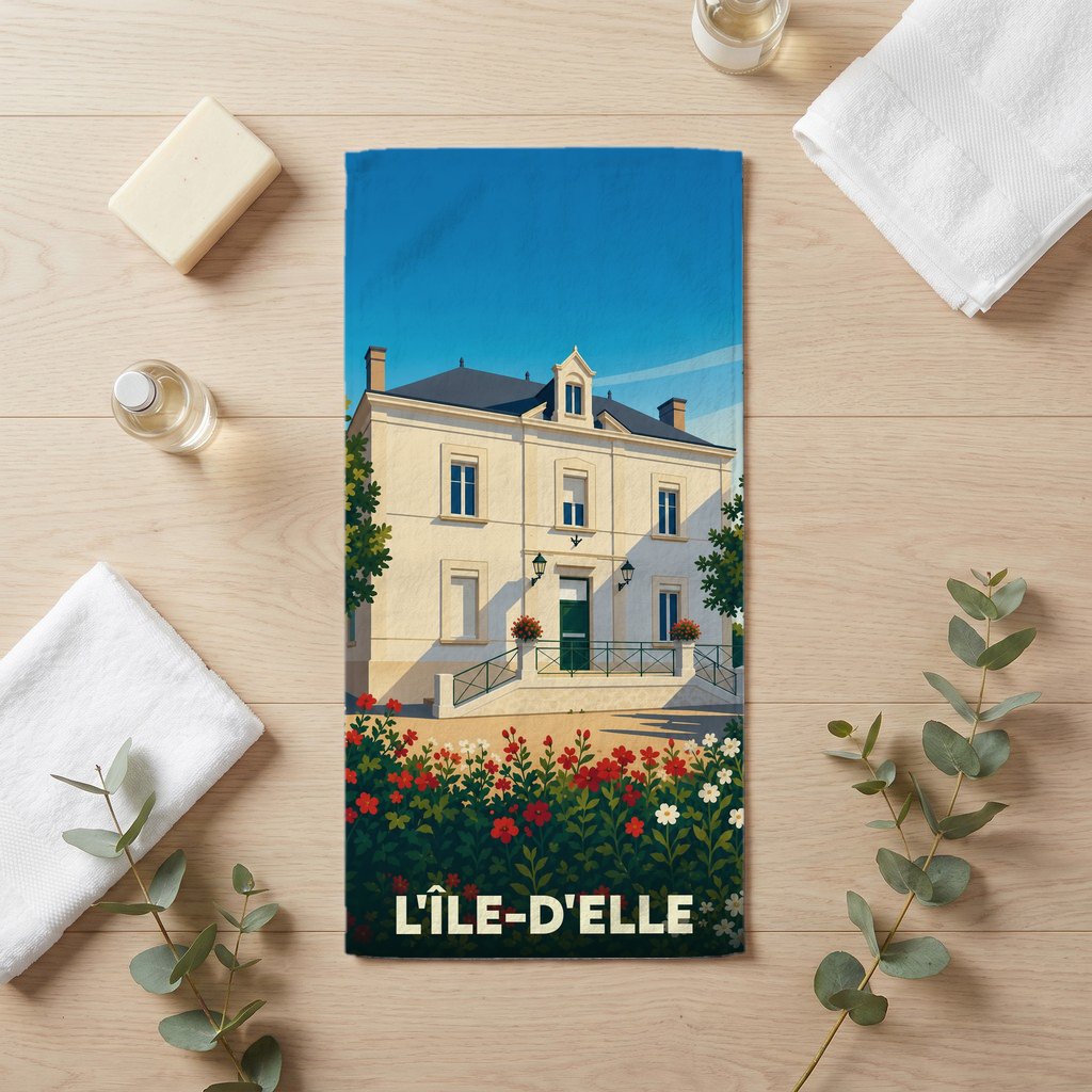 Serviette de bain souvenir de la ville de L'Île-d'Elle illustrée d'une demeure bourgeoise fleurie.