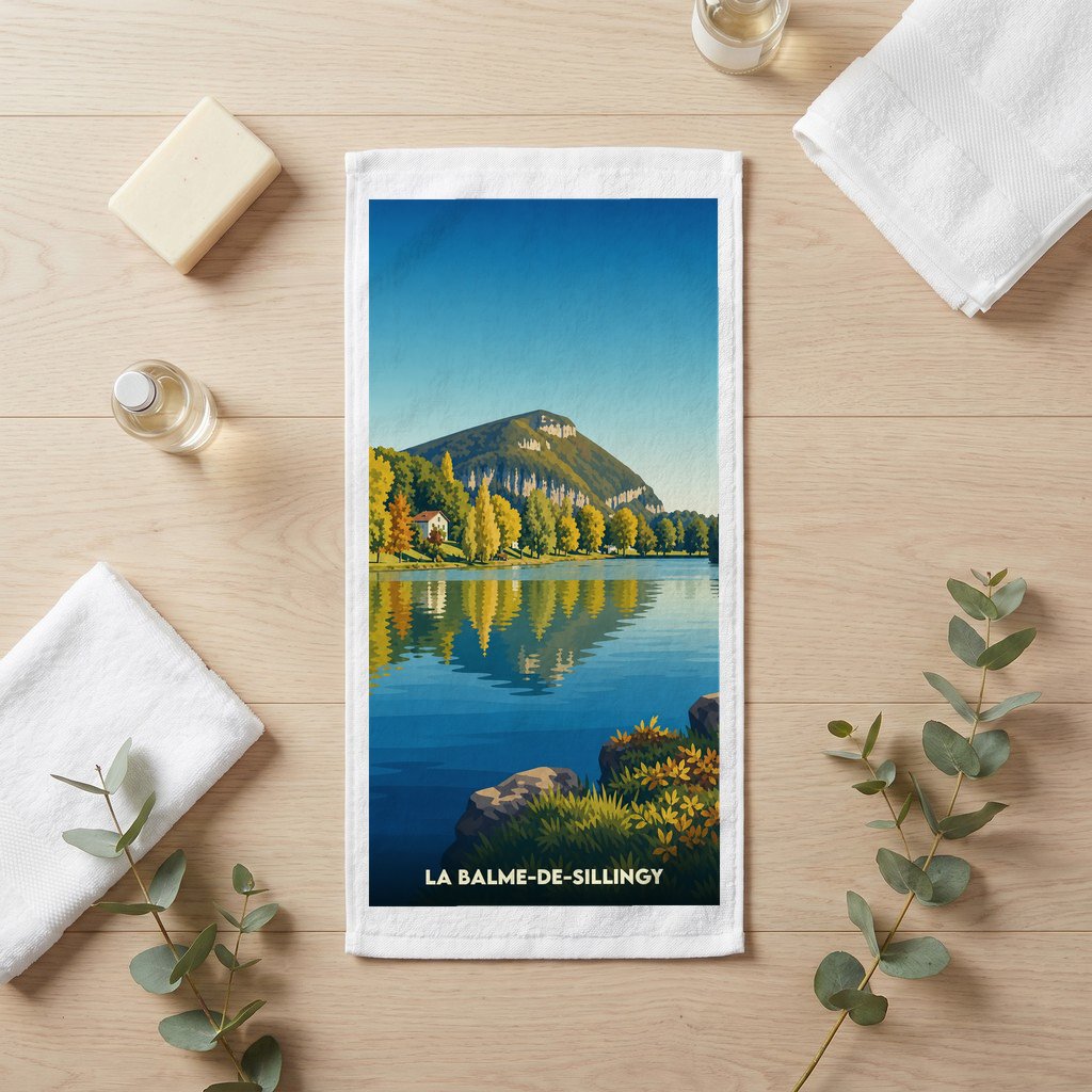 Serviette de bain souvenir de La Balme-de-Sillingy avec une illustration stylisée de son lac et de ses montagnes.