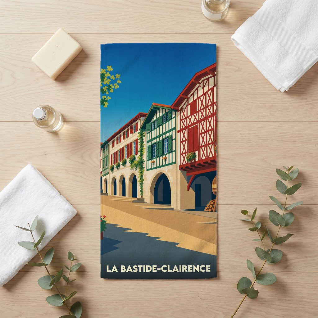 Serviette de bain souvenir de la ville de La Bastide-Clairence avec une illustration stylisée de ses maisons à colombages.