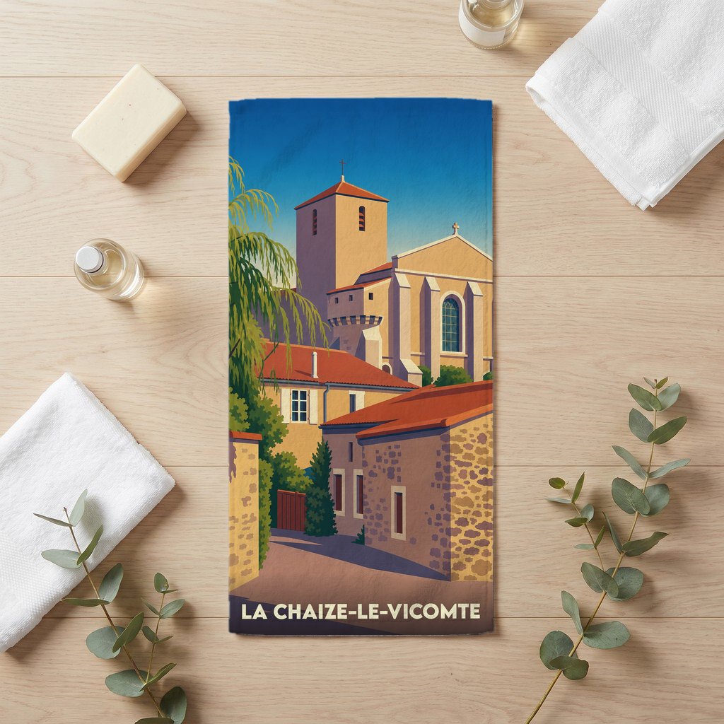 Serviette de bain souvenir de la ville de La Chaize-le-Vicomte avec une illustration stylisée de son église et de ses maisons.