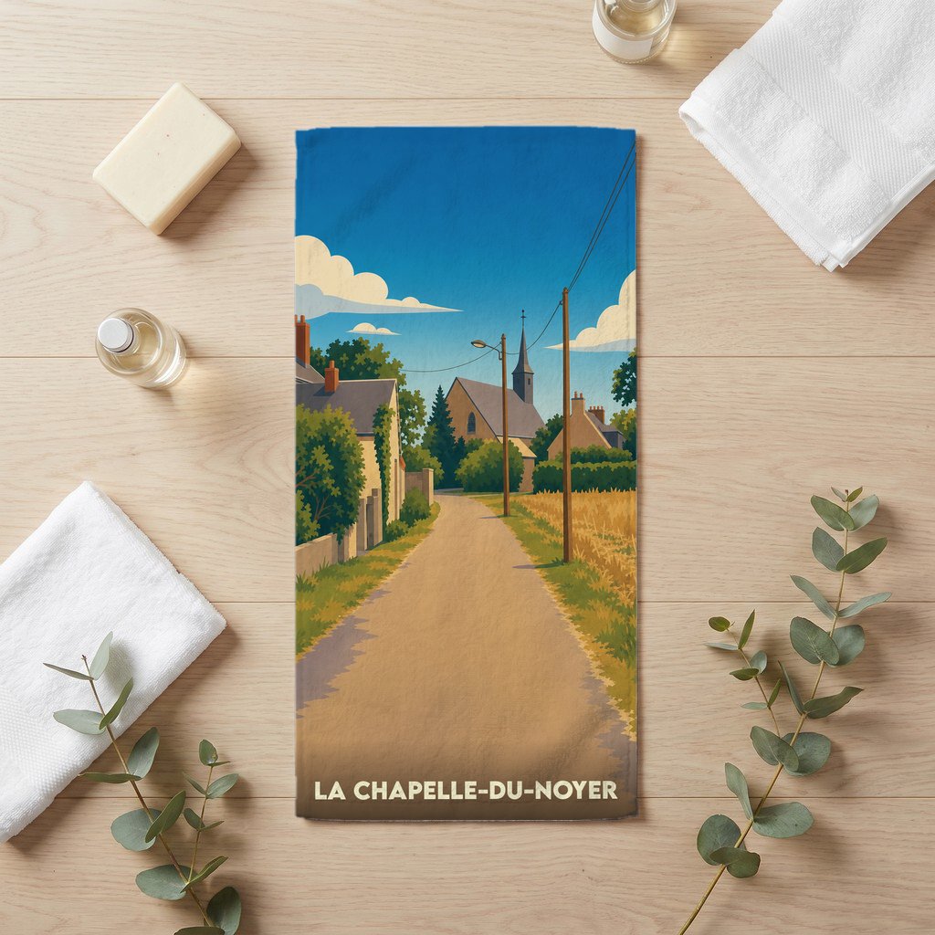 Serviette de bain souvenir de La Chapelle-du-Noyer avec une illustration stylisée d'un paysage de village.