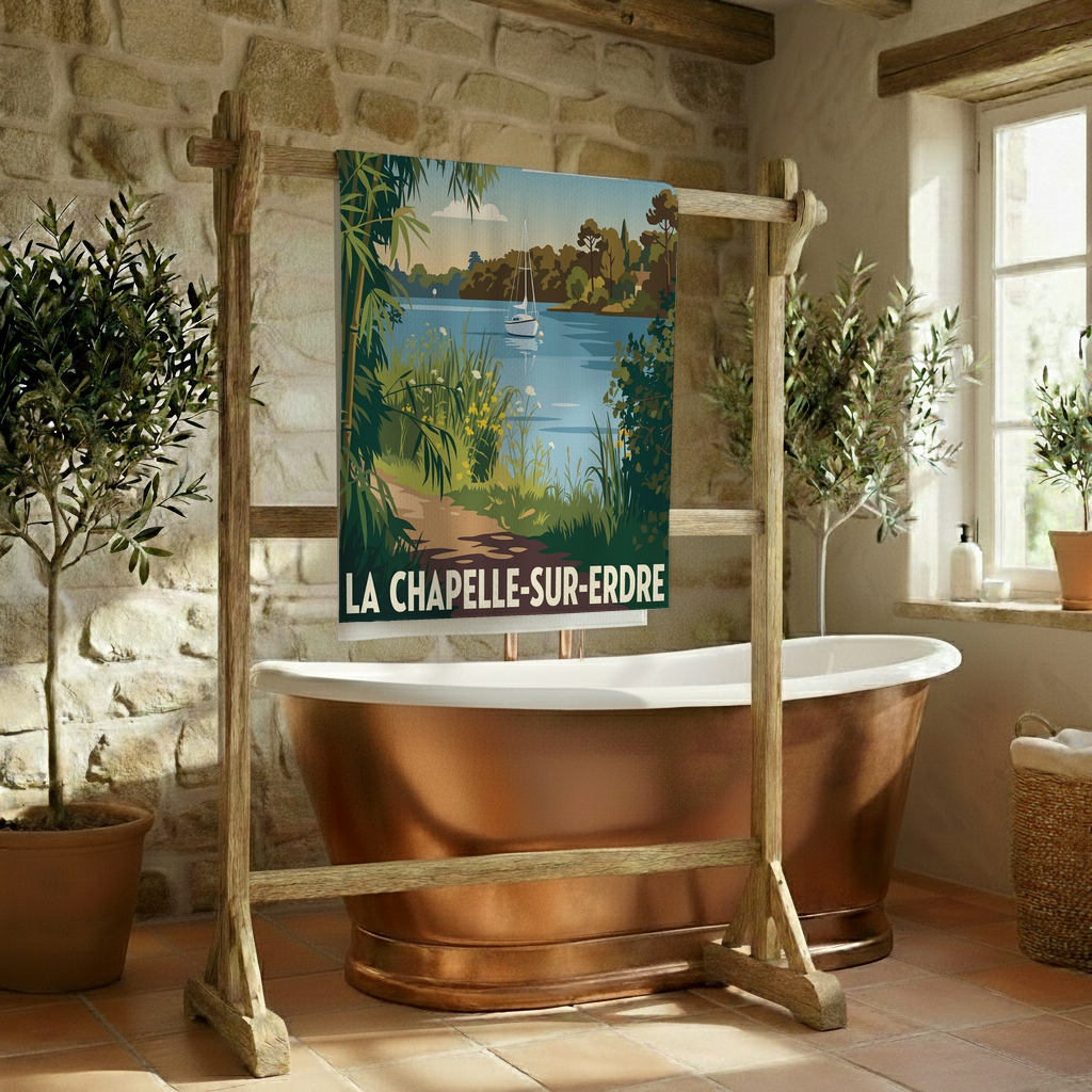 Serviette de bain souvenir de la ville de La Chapelle-sur-Erdre avec une illustration stylisée d'un voilier sur la rivière.