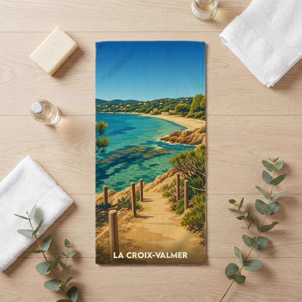 Serviette de bain souvenir de La Croix-Valmer avec une illustration stylisée de son littoral.