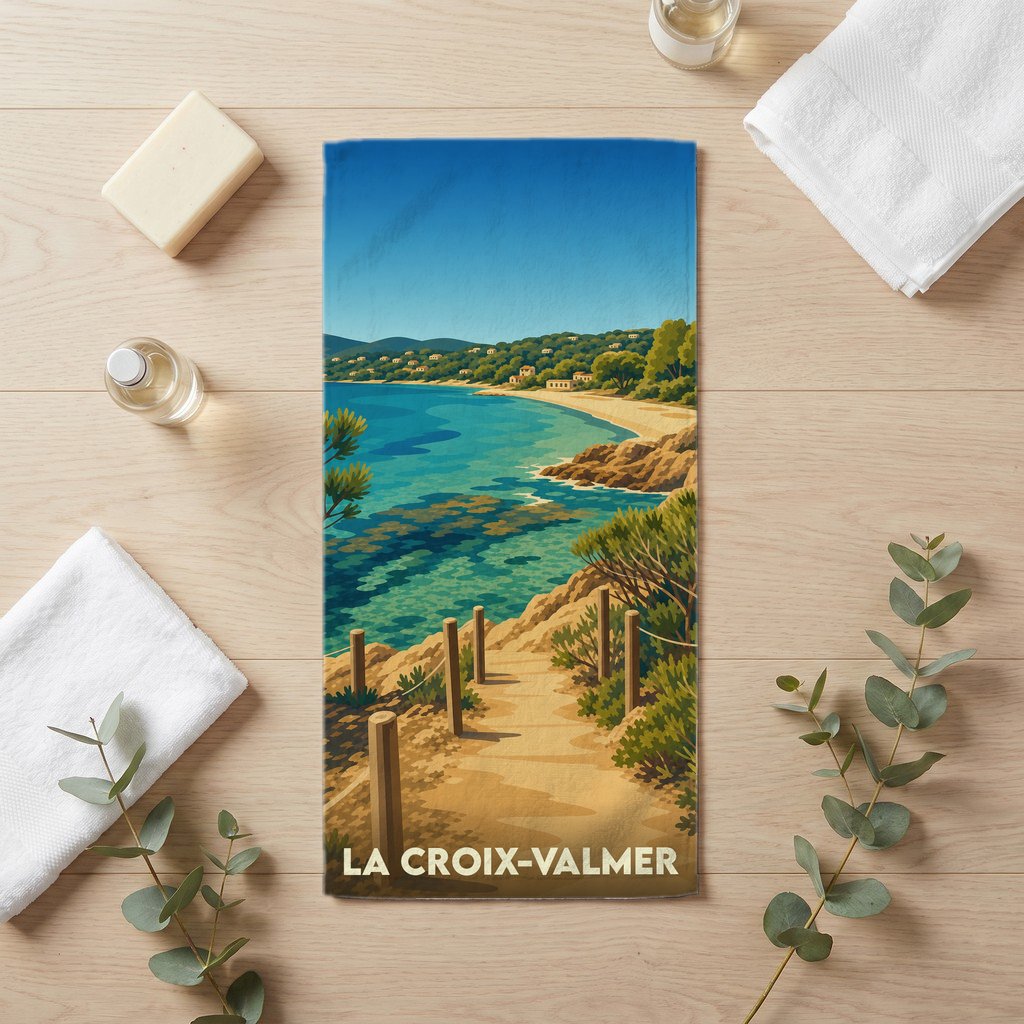 Serviette de bain souvenir de La Croix-Valmer avec une illustration stylisée de son littoral.