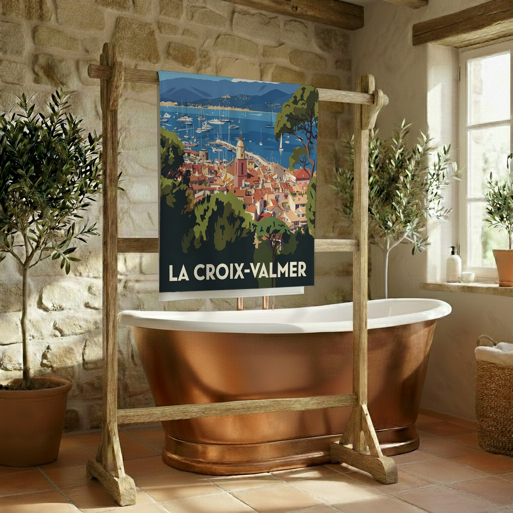 Serviette de bain souvenir de la ville de La Croix-Valmer avec une illustration stylisée de son paysage côtier.