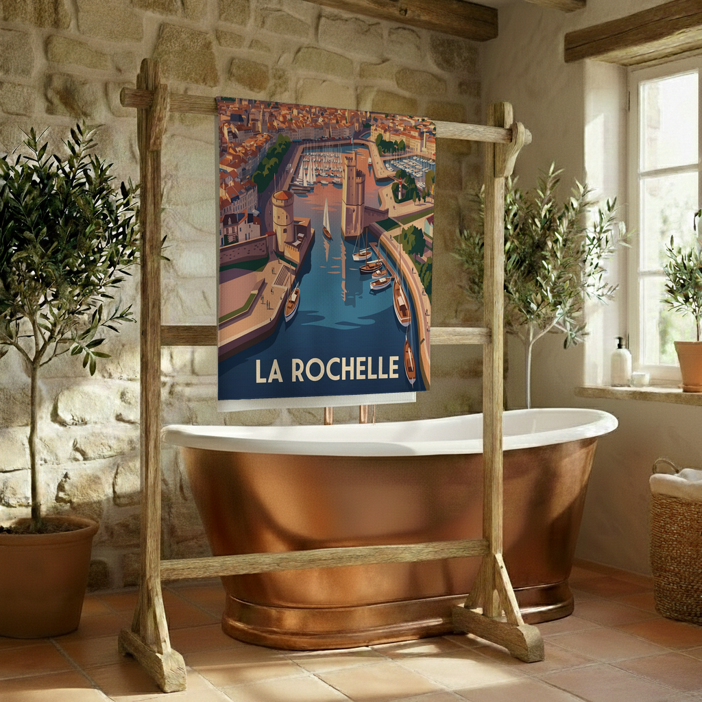 Serviette de bain souvenir de la ville de La Rochelle avec une illustration stylisée de son port historique.
