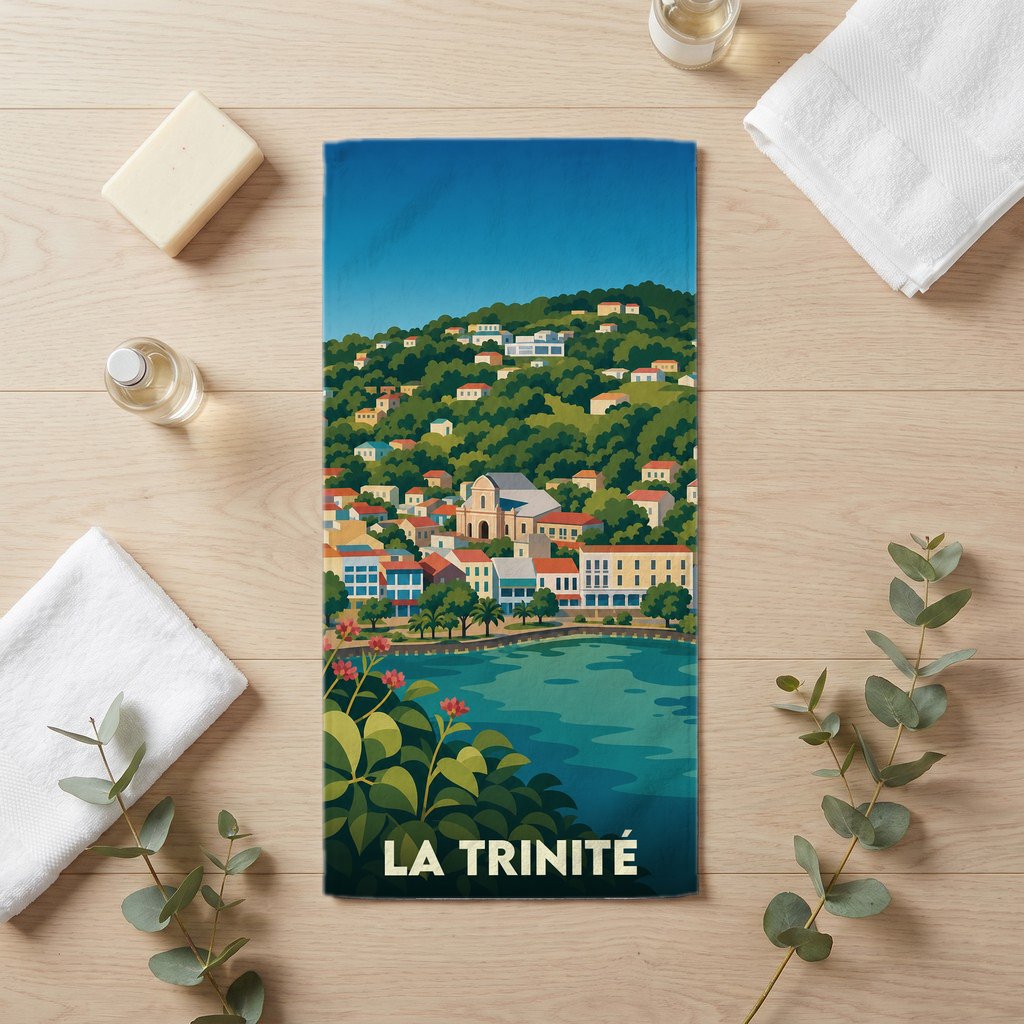 Serviette de bain souvenir de la ville de La Trinité avec une illustration stylisée.