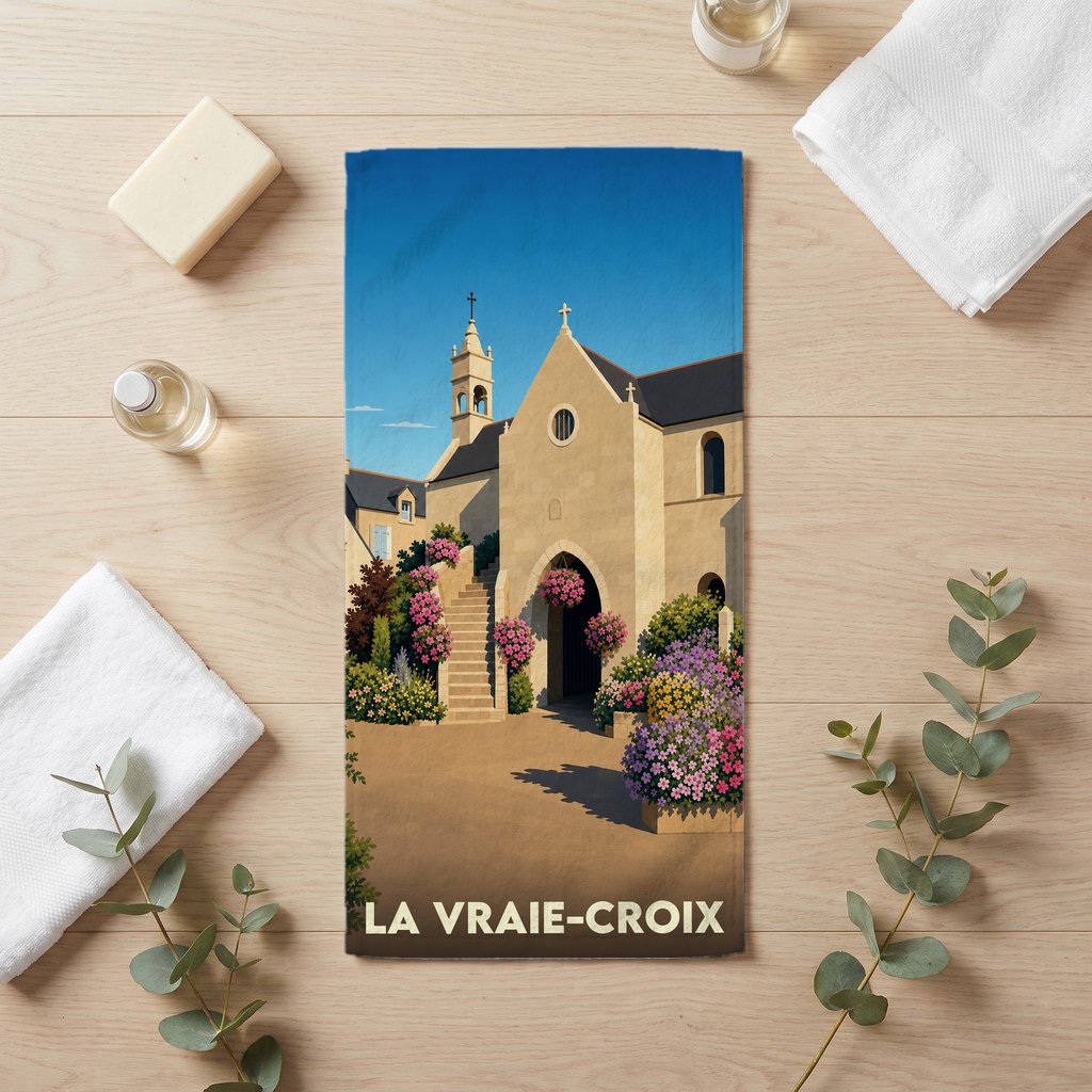 Serviette de bain souvenir de la ville de La Vraie-Croix avec une illustration stylisée de sa chapelle fleurie.