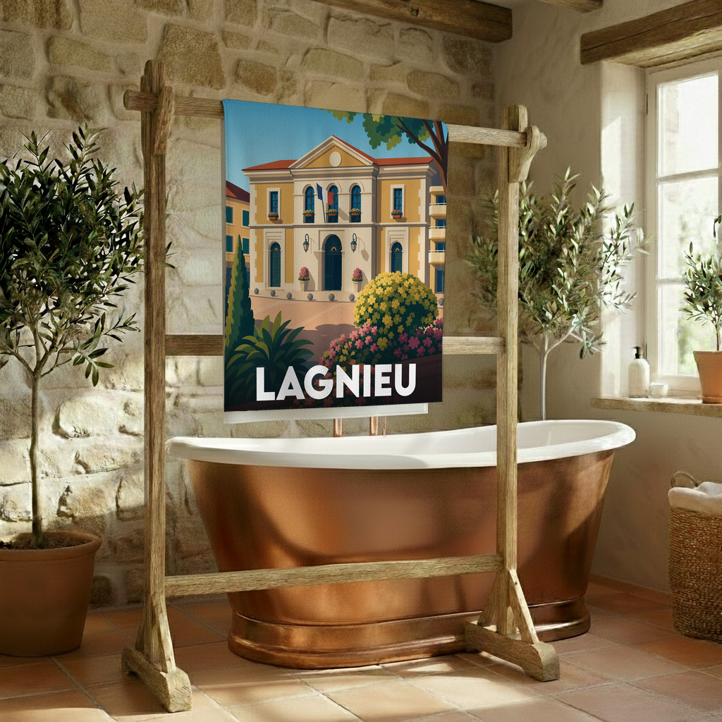 Serviette de bain souvenir de la ville de Lagnieu avec une illustration stylisée.