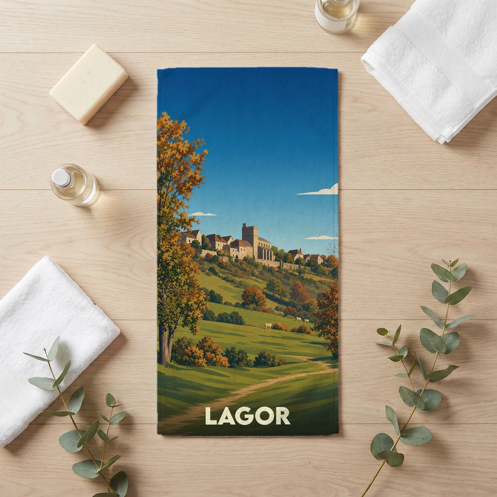 Serviette de bain souvenir de la ville de Lagor illustrant un paysage de village vallonné dans un style rétro.