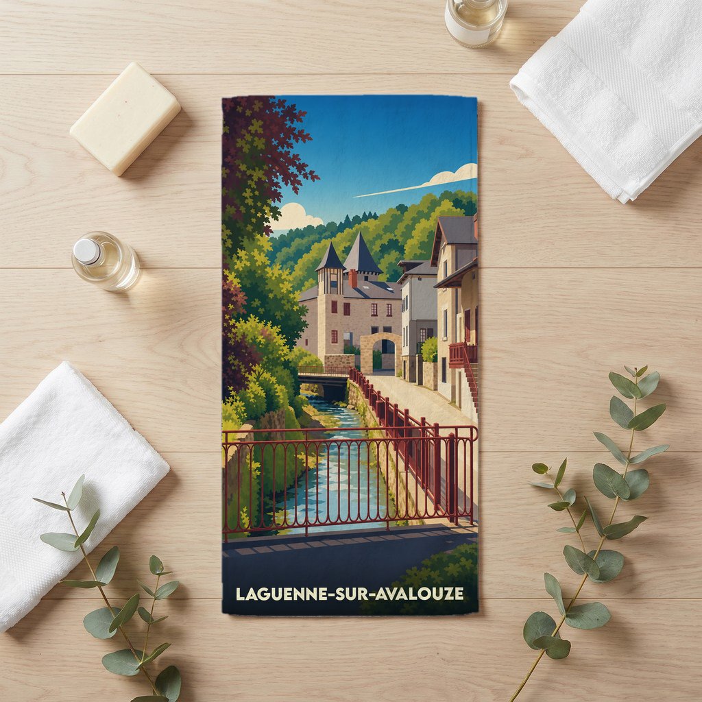 Serviette de bain souvenir de Laguenne-sur-Avalouze illustrée d'une vue stylisée du village et de sa rivière.