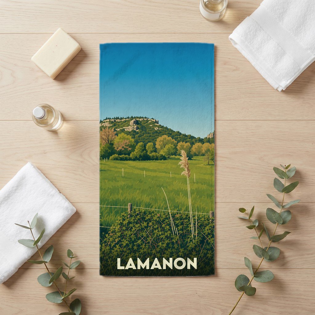 Serviette de bain souvenir de la ville de Lamanon avec une illustration de paysage champêtre.