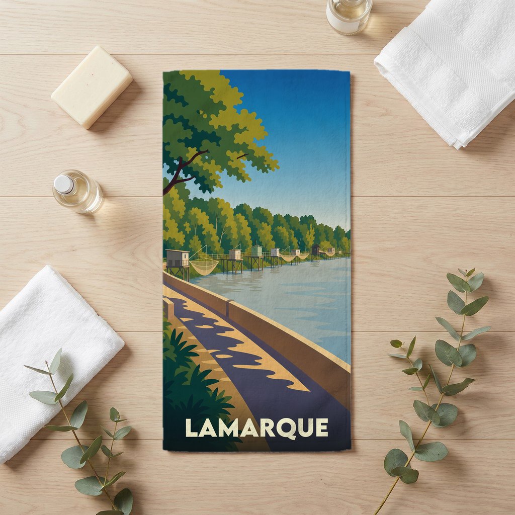 Serviette de bain souvenir de la ville de Lamarque avec une illustration stylisée de cabanes de pêcheurs.