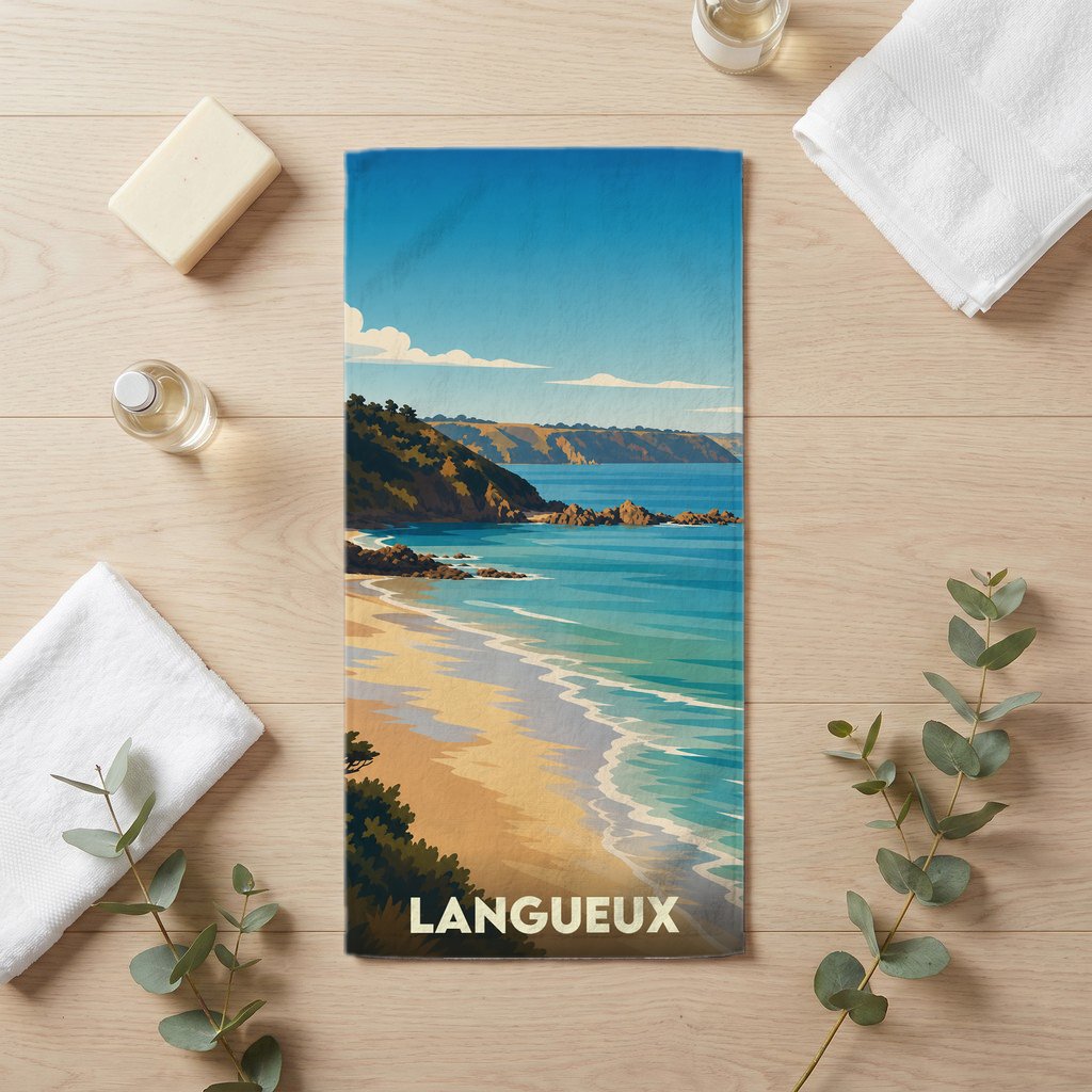 Serviette de bain souvenir de la ville de Langueux avec une illustration stylisée de son paysage côtier.