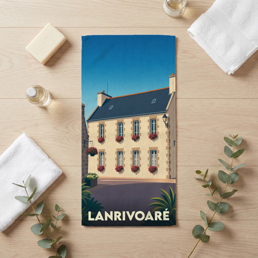 Serviette de bain souvenir de la ville de Lanrivoaré avec une illustration stylisée d'une maison fleurie.