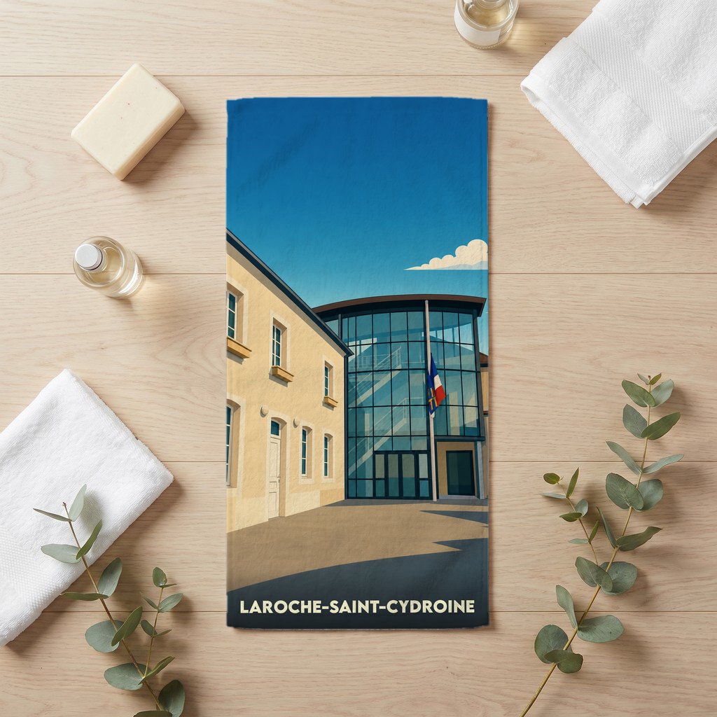 Serviette de bain souvenir de Laroche-Saint-Cydroine ornée d'une illustration moderne de l'hôtel de ville.