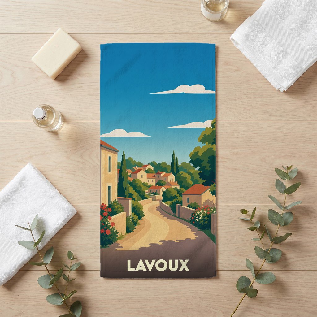 Serviette de bain souvenir de la ville de Lavoux avec une illustration stylisée de ses paysages.