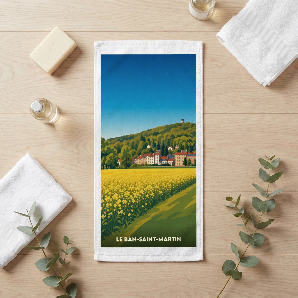 Serviette de bain souvenir de la ville de Le Ban-Saint-Martin avec une illustration stylisée d'un champ de fleurs devant un village.