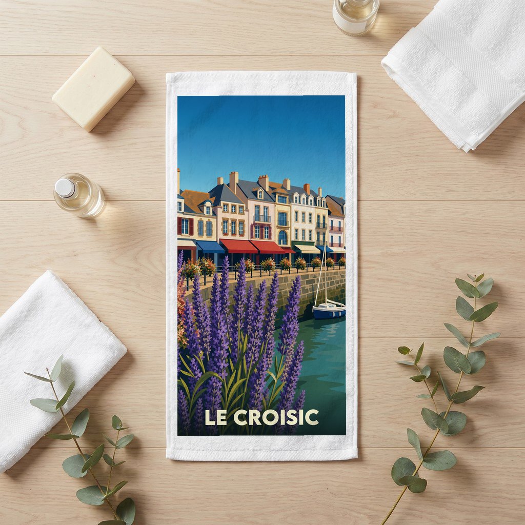 Serviette de bain souvenir de la ville du Croisic avec une illustration stylisée du port et de ses fleurs.
