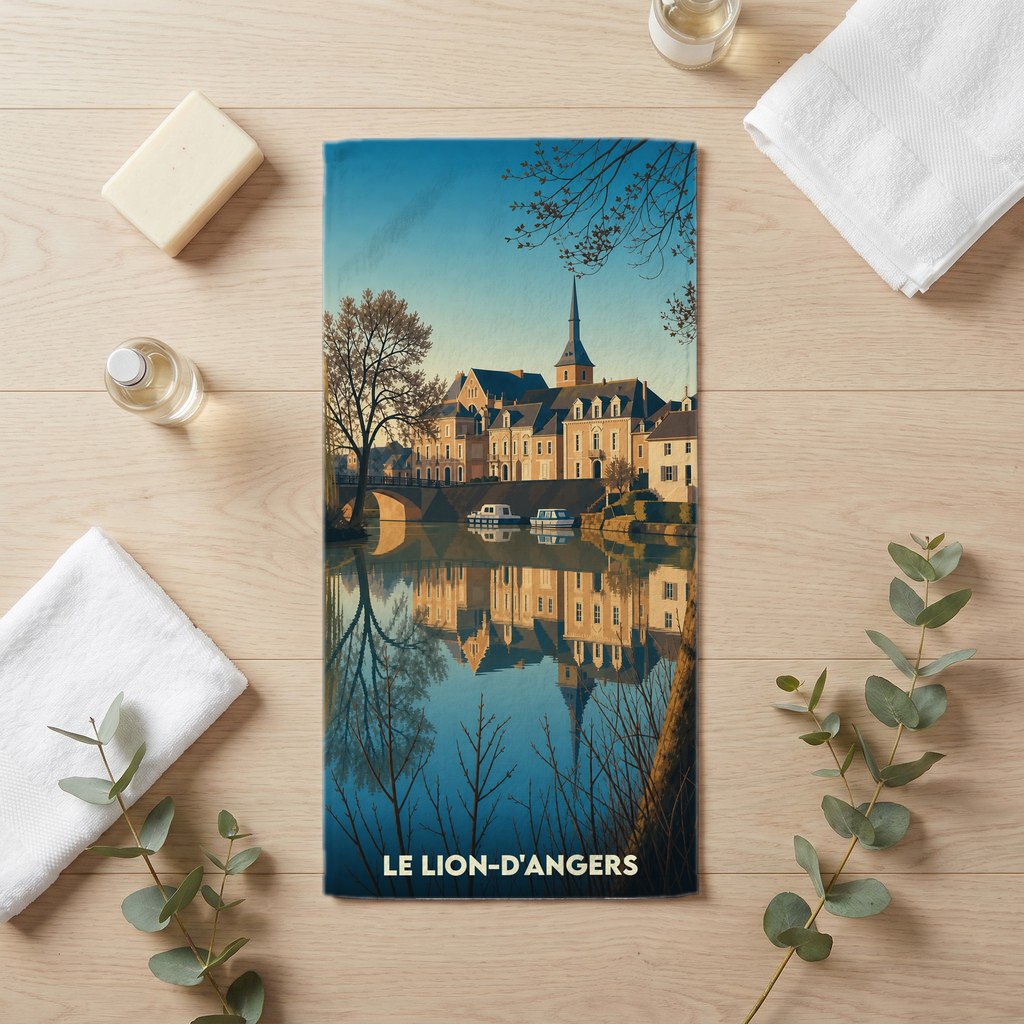 Serviette de bain souvenir de la ville de Le Lion-d'Angers avec une illustration stylisée d'un paysage fluvial.