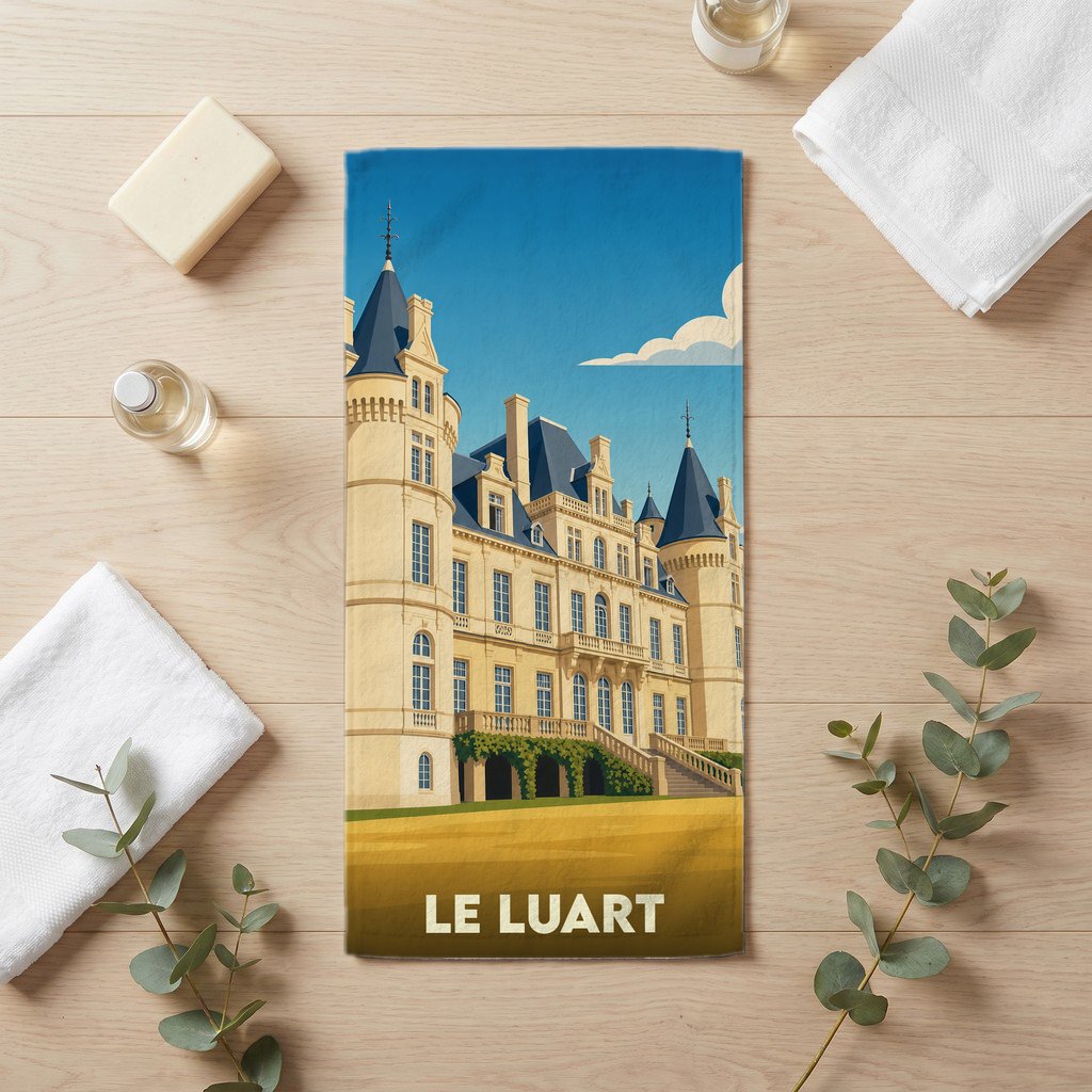 Serviette de bain souvenir de la ville de Le Luart avec une illustration stylisée de son château.
