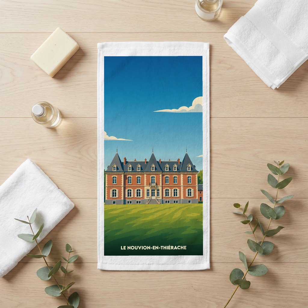 Serviette de bain souvenir de la ville de Le Nouvion-en-Thiérache illustrée d'un château stylisé.