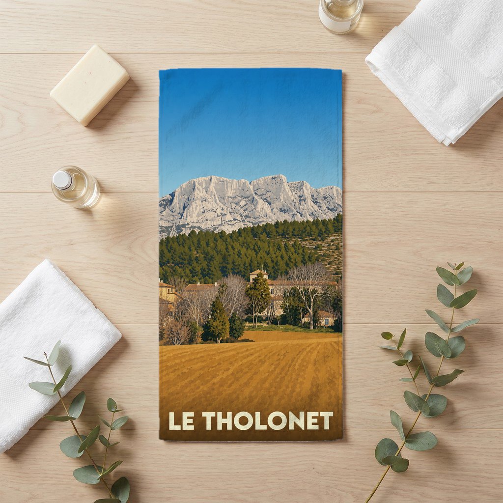 Serviette de bain souvenir de la ville de Le Tholonet avec une illustration stylisée du paysage provençal.