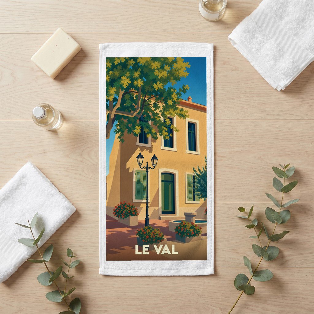 Serviette de toilette souvenir de la ville de Le Val avec une illustration stylisée d'une place ensoleillée.