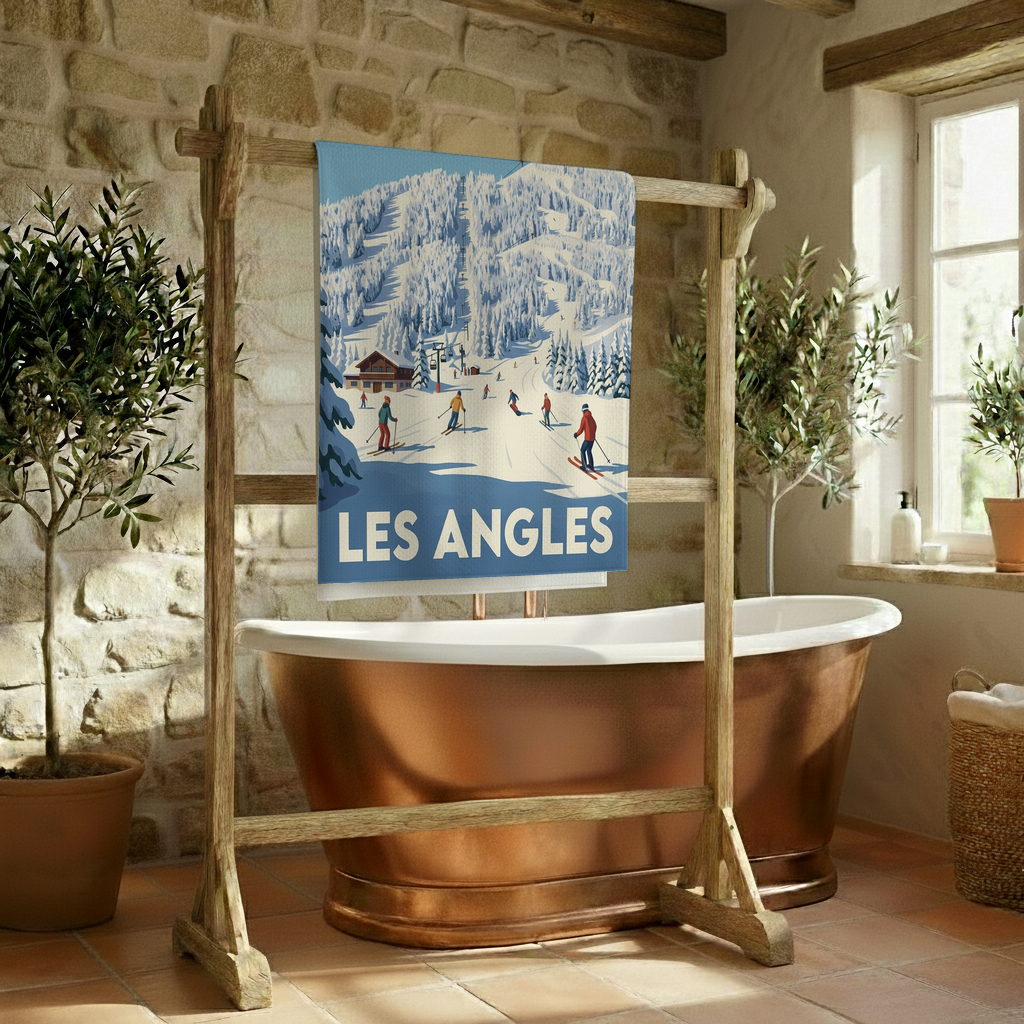 Serviette de bain souvenir de la ville de Les Angles avec une illustration stylisée de sports d'hiver.