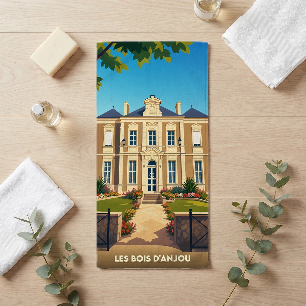 Serviette de bain souvenir de la ville de Les Bois d'Anjou avec une illustration stylisée d'une demeure bourgeoise.