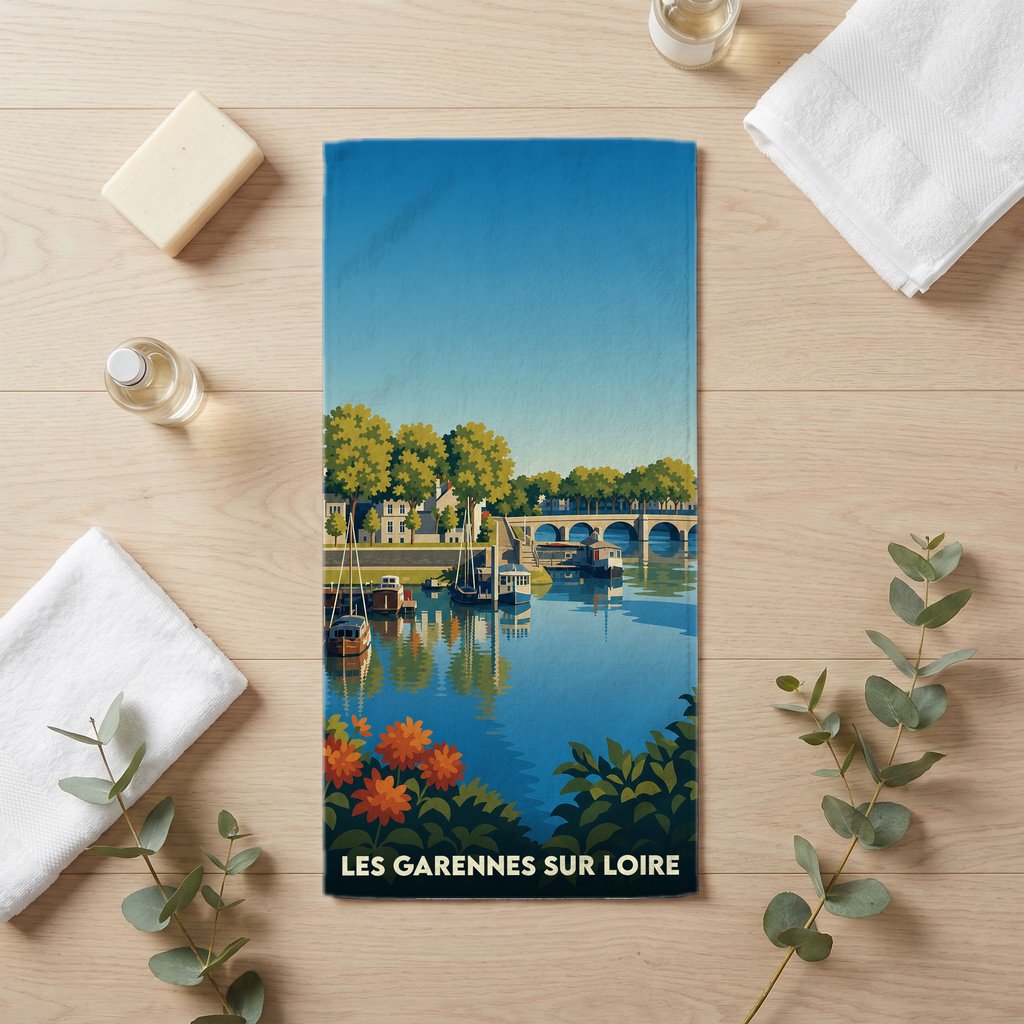Serviette de bain souvenir de la ville de Les Garennes sur Loire avec une illustration stylisée des bords de Loire.