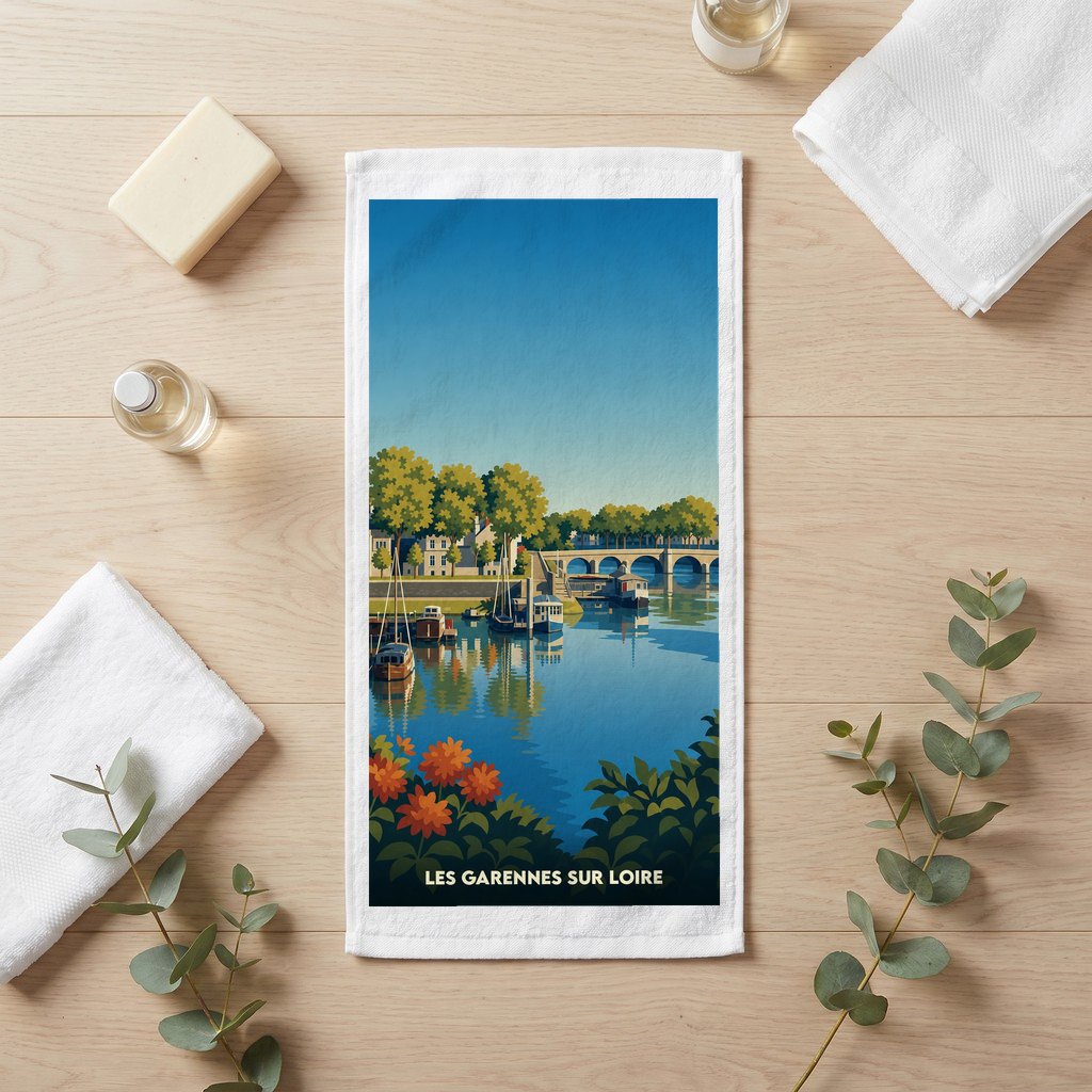 Serviette de bain souvenir de la ville de Les Garennes sur Loire avec une illustration stylisée des bords de Loire.