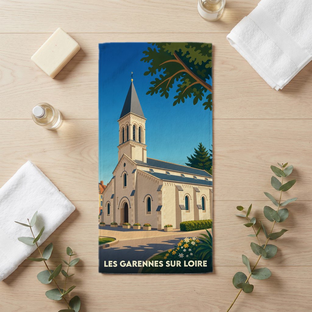 Serviette de bain souvenir de la ville de Les Garennes sur Loire avec une illustration stylisée de son église.