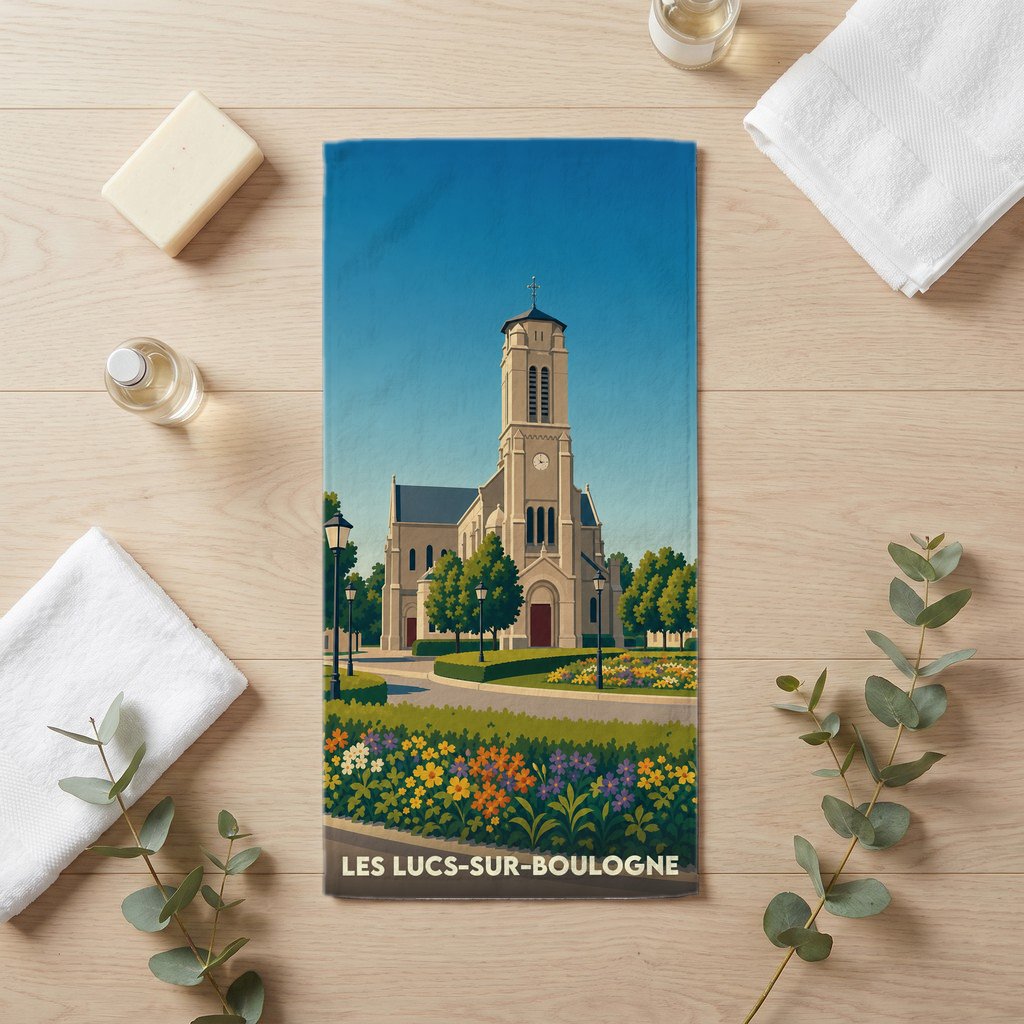 Serviette de bain souvenir de la ville de Les Lucs-sur-Boulogne avec une illustration stylisée de son église et de ses jardins.