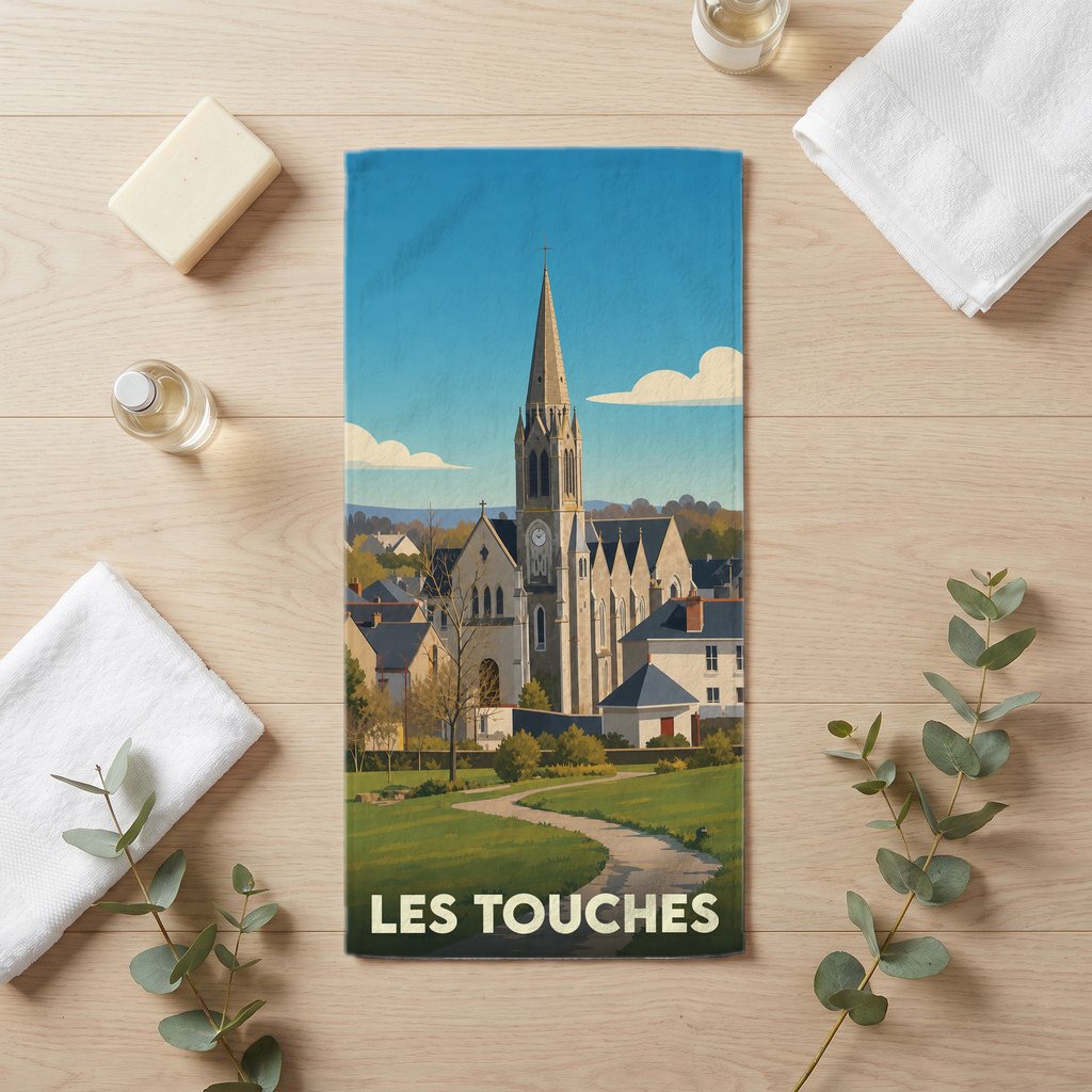 Serviette de bain souvenir de la ville de Les Touches avec une illustration stylisée de son église.