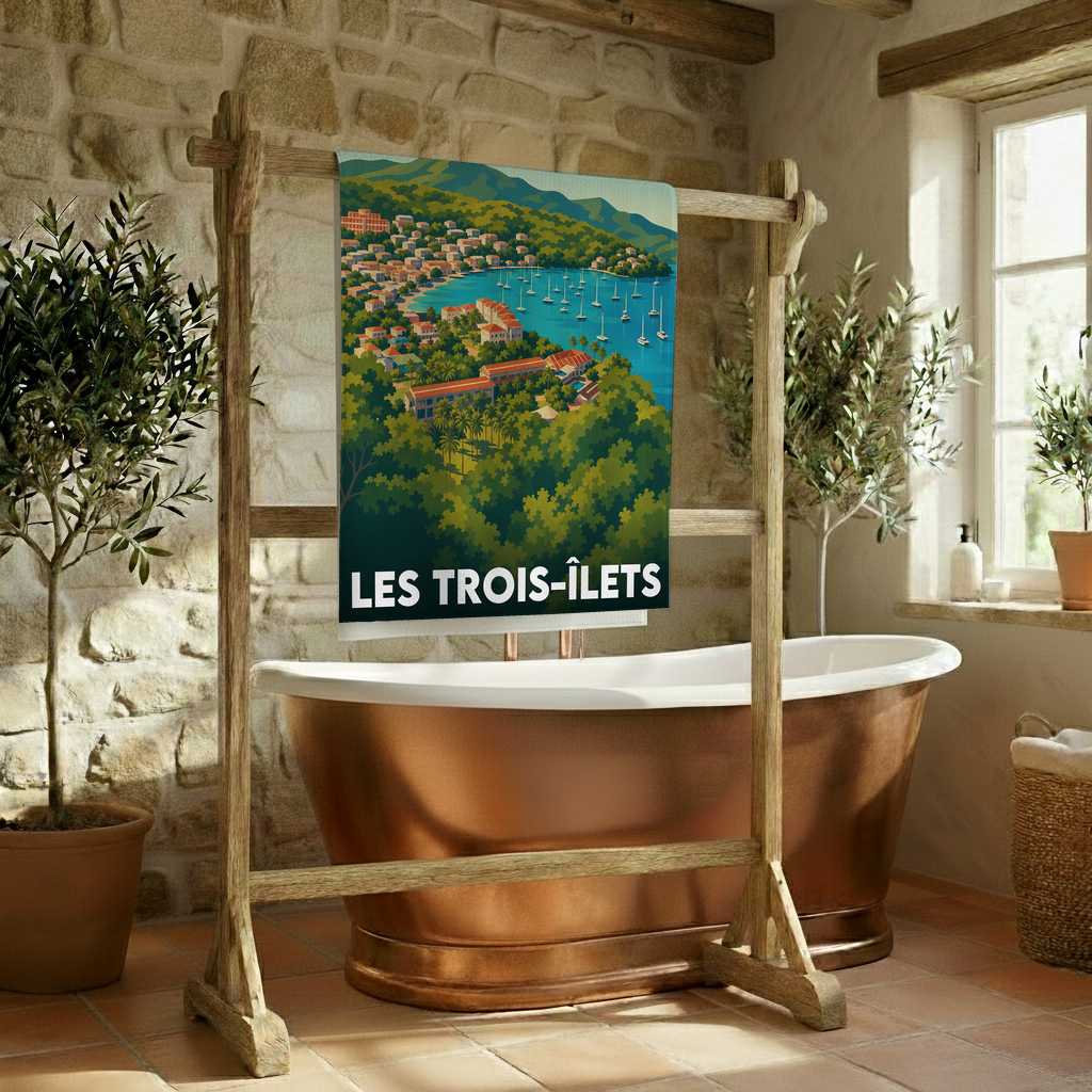 Serviette de bain souvenir de la ville de Les Trois-Îlets avec une illustration stylisée de son paysage côtier.