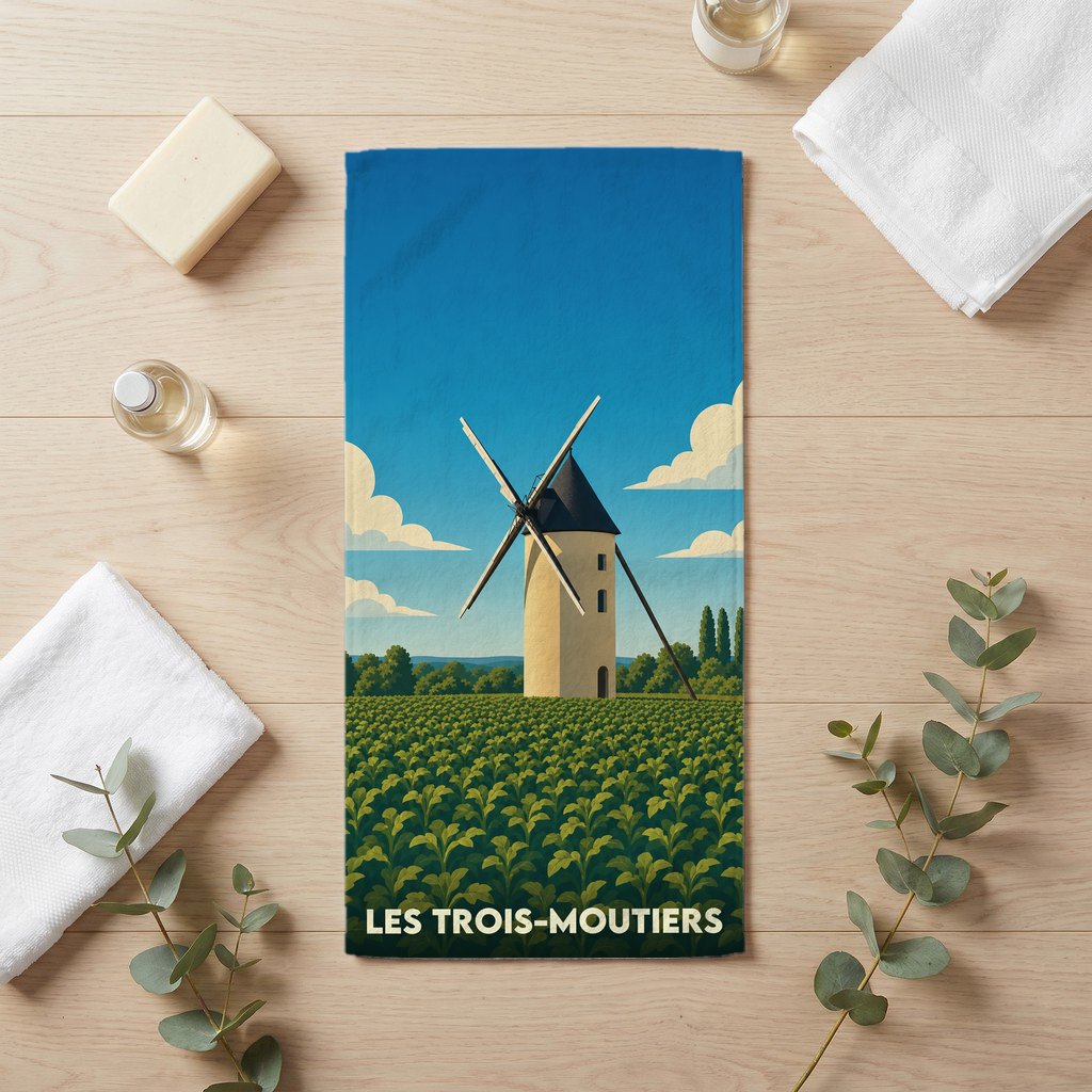 Serviette de bain souvenir de la ville de Les Trois-Moutiers avec une illustration stylisée d'un moulin.