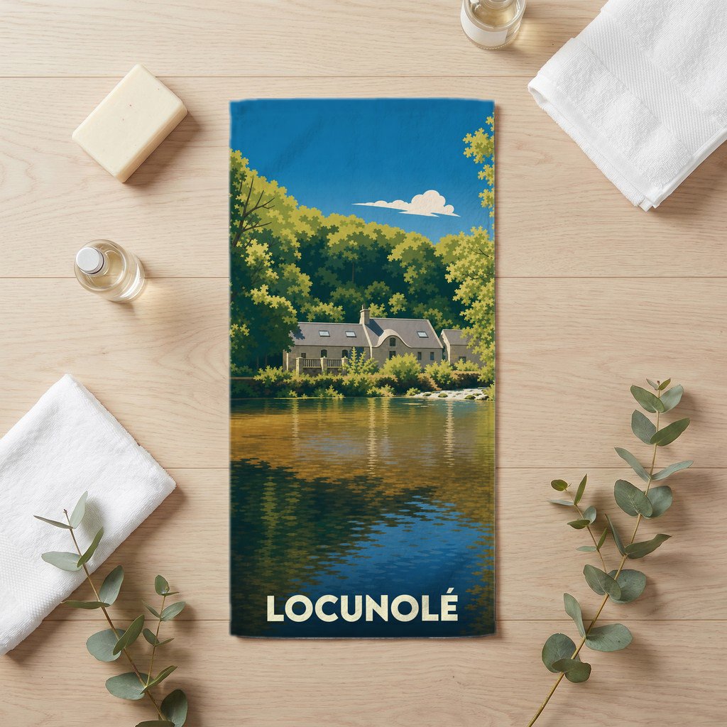 Serviette de bain souvenir de la ville de Locunolé avec une illustration stylisée d'un paysage de bord de rivière.
