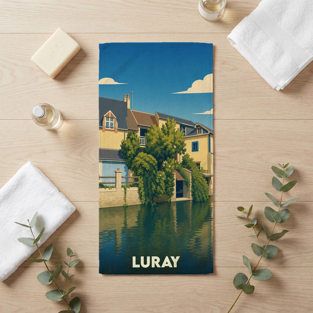 Serviette de bain souvenir de la ville de Luray avec une illustration stylisée de maisons au bord de l'eau.