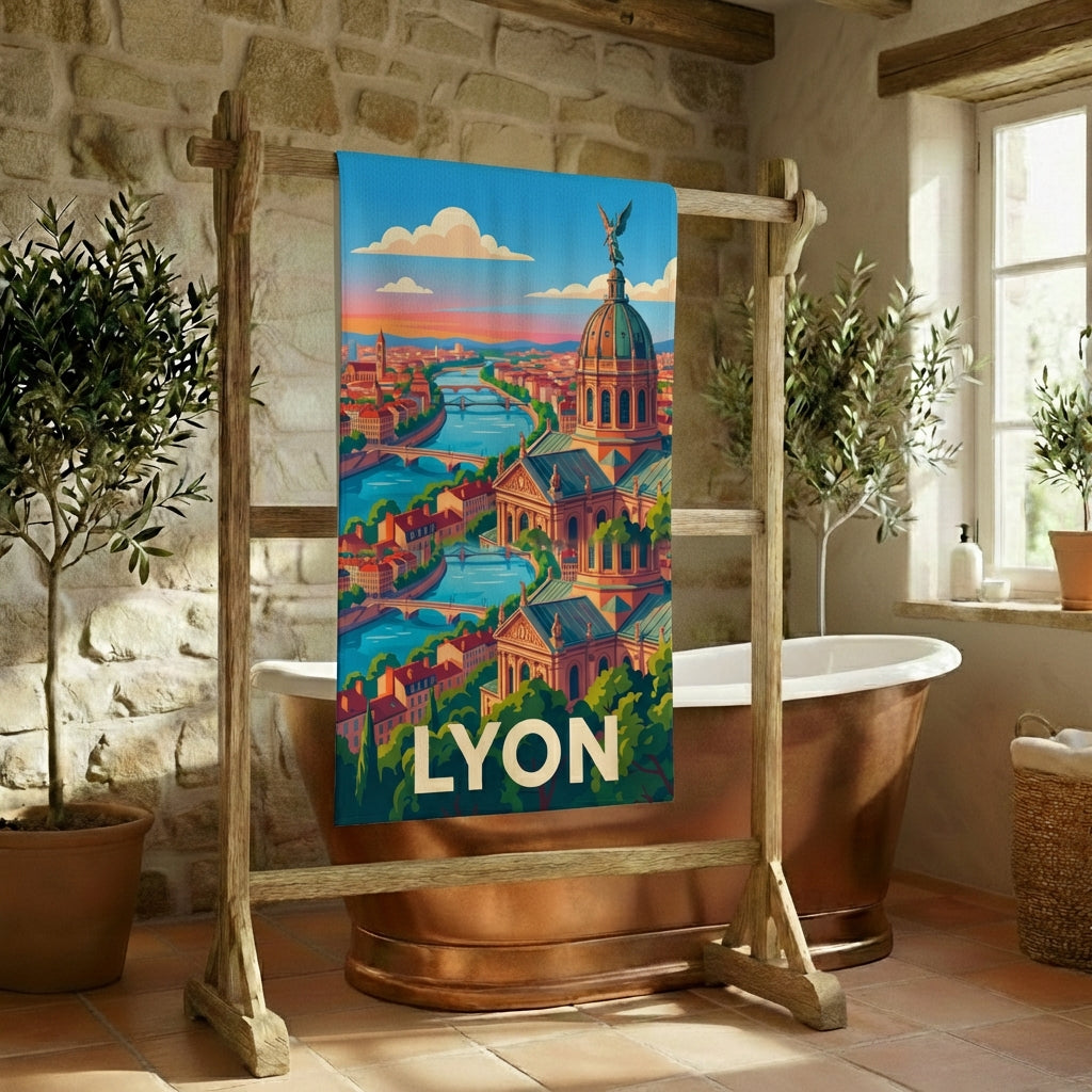Serviette de bain souvenir de la ville de Lyon avec une illustration stylisée et colorée.