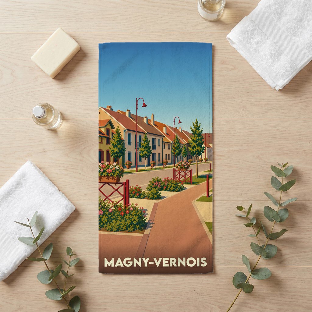 Serviette de bain souvenir de la ville de Magny-Vernois avec une illustration stylisée d'une rue fleurie.