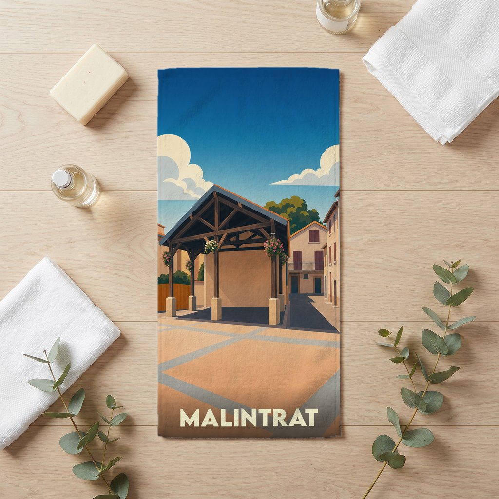 Serviette de bain souvenir de la ville de Malintrat avec une illustration stylisée d'une halle traditionnelle.